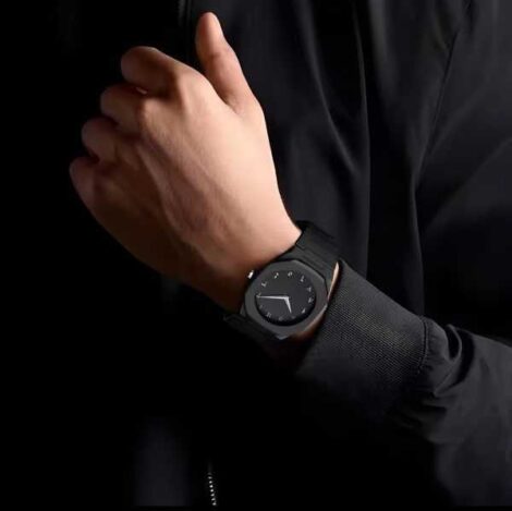 aura-quartz-watch-1_68a08efc1df3e